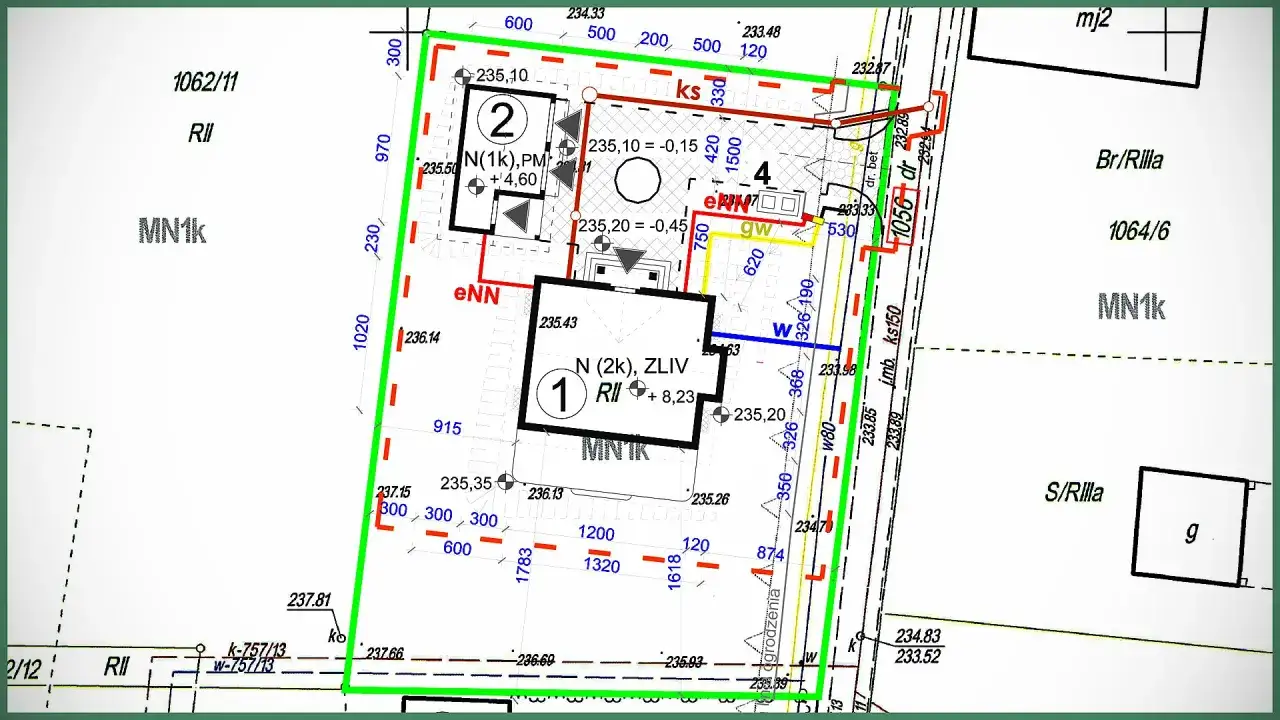 Plan zagospodarowania przestrzennego z zaznaczonymi budynkami (1, 2, 4) i granicami działek.