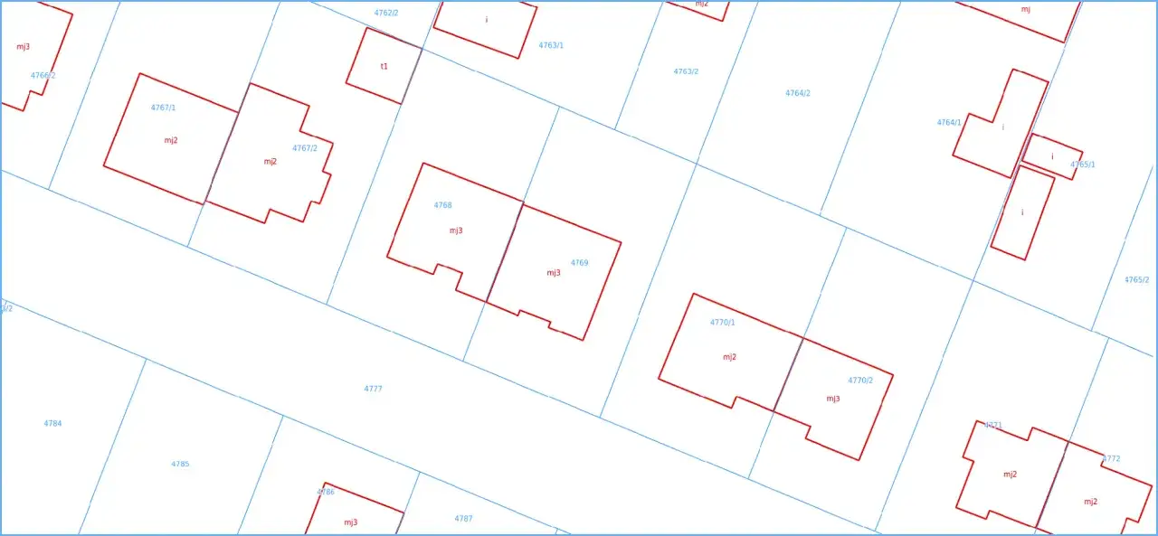Mapa ewidencyjna z numerami działek i obrysami budynków. Szukasz informacji, jak sprawdzić kto jest właścicielem działki? Ten fragment mapy może być pomocny.